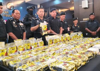 DENNIS Lim Kwang Keng (tiga dari kiri) menunjukkan sebahagian daripada dadah yang dirampas ketika sidang akhbar di Ibu Pejabat Polis Kontinjen (IPK) Pulau Pinang hari ini.-UTUSAN/SAFINA RAMLI