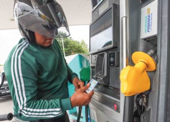 SEORANG lelaki menggunakan kad pengenalan bagi pembelian minyak petrol RON95 bersubsidi di Seberang Perai, Pulau Pinang. - GAMBAR HIASAN