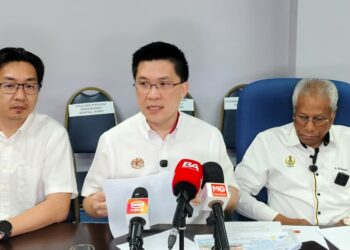 Wong Kah Woh (tengah)bersama A.Sivanesan (kanan)membuat lawatan ke Hospital Taiping hari ini.- UTUSAN/WAT KAMAL ABAS