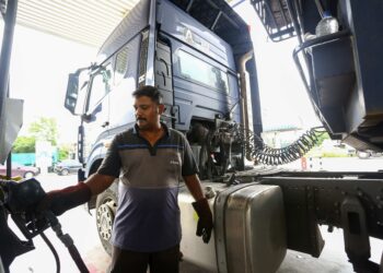 LONJAKAN harga diesel dijangka memberi cabaran kepada pelbagai sektor perusahaan. - GAMBAR HIASAN