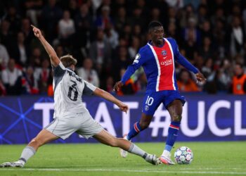 PENYERANG Paris Saint-Germain (PSG) Ousmane Dembele (kanan) mengatasi pertahanan Slovan Bratislava, Peter Pokorny pada aksi Liga Juara-Juara Eropah di Stadium Parc des Princes, awal pagi tadi.-AFP