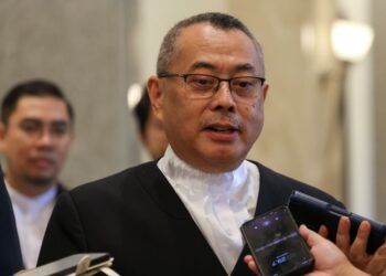 WAN Ahmad Farid Wan Salleh bercakap kepada pemberita selepas Majlis Memperingati Mantan-Mantan Ketua Hakim Negara dan Mantan Hakim Besar Malaya di Istana Kehakiman, Putrajaya.
