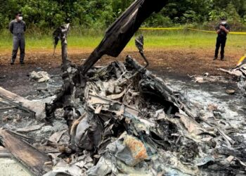 PASUKAN penyelamat melakukan operasi mencari dan menyelamat (SAR) di lokasi nahas helikopter Perkhidmatan Doktor Udara (FDS) berhampiran Lapangan Terbang Berlepas dan Mendarat Jarak Pendek Long Lellang, Ulu Baram, Sarawak dalam usaha mengenal pasti mangsa.-BERNAMA