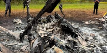 PASUKAN penyelamat melakukan operasi mencari dan menyelamat (SAR) di lokasi nahas helikopter Perkhidmatan Doktor Udara (FDS) berhampiran Lapangan Terbang Berlepas dan Mendarat Jarak Pendek Long Lellang, Ulu Baram, Sarawak dalam usaha mengenal pasti mangsa.-BERNAMA