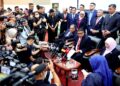 KETUA Menteri Melaka, Datuk Seri Ab. Rauf Yusoh (duduk, tengah) bersama barisan Exco mengumumkan pembubaran Dewan Undangan Negeri (DUN) Melaka Ke-15 berkuat kuasa hari ini ketika sidang akhbar khas di Auditorium Seri Negeri, Ayer Keroh, Melaka semalam. – BERNAMA