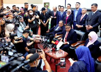 KETUA Menteri Melaka, Datuk Seri Ab. Rauf Yusoh (duduk, tengah) bersama barisan Exco mengumumkan pembubaran Dewan Undangan Negeri (DUN) Melaka Ke-15 berkuat kuasa hari ini ketika sidang akhbar khas di Auditorium Seri Negeri, Ayer Keroh, Melaka semalam. – BERNAMA