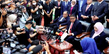 KETUA Menteri Melaka, Datuk Seri Ab. Rauf Yusoh (duduk, tengah) bersama barisan Exco mengumumkan pembubaran Dewan Undangan Negeri (DUN) Melaka Ke-15 berkuat kuasa hari ini ketika sidang akhbar khas di Auditorium Seri Negeri, Ayer Keroh, Melaka semalam. – BERNAMA
