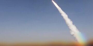 GAMBAR fail Houthi melancarkan peluru berpandu. - AFP