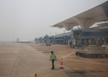 SEBUAH pesawat yang membawa rombongan menteri tidak dapat mendarat di  Lapangan Terbang Antarabangsa Supadio di Pontianak. - AFP
