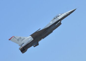 SEBUAH jet pejuang F-16  Fighting Falcon milik tentera Amerika. - AFP