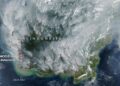 ASAP putih menyelubungi Borneo pada Selasa lalu. - NASA
