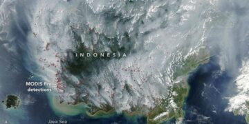 ASAP putih menyelubungi Borneo pada Selasa lalu. - NASA