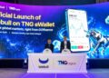 DESMOND Teoh (kanan) bersama Kenneth Chan (kiri) bergambar semasa pelancaran rasmi Webull di TNG eWallet di Hotel Sheraton, Petaling jaya.
