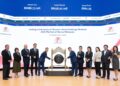 WONG Wei Ken (empat dari kiri) bersama barisan lembaga pengarah Pioneer Heat Holdings Berhad semasa melakukan gimik mengetuk gong sempena majlis penyenaraian syarikat itu di Pasaran Ace di Bursa Malaysia.