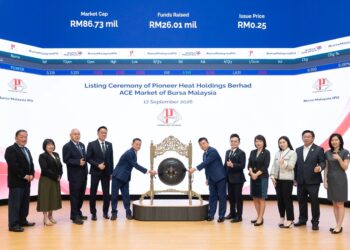 WONG Wei Ken (empat dari kiri) bersama barisan lembaga pengarah Pioneer Heat Holdings Berhad semasa melakukan gimik mengetuk gong sempena majlis penyenaraian syarikat itu di Pasaran Ace di Bursa Malaysia.