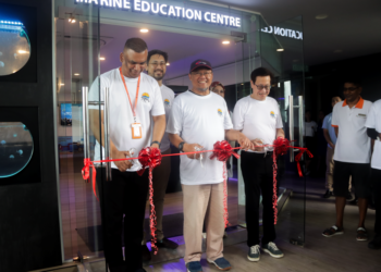 ADNAN Hussain (tengah) semasa majlis pelancaran Pusat Pendidikan Marin (MEC) hasil kerjasama di antara Angsana Teluk Bahang Penang  dan Aquaria KLCC serta Jabatan Perikanan Malaysia (DOF) baru-baru ini.