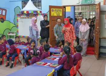 RAJA Zarith Sofiah berkenan beramah mesra dengan kanak-kanak prasekolah pada majlis Pelancaran
Modul Integriti Kanak-Kanak (MIKa) pada 27 Ogos 2026.