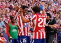Penyerang Atletico Madrid, Jonathan David (kiri) meraikan jaringan gol kedua dengan rakan sepasukan dalam aksi La Liga menentang Real Madrid di Metropolitano, semalam. - AFP