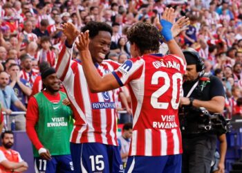 Penyerang Atletico Madrid, Jonathan David (kiri) meraikan jaringan gol kedua dengan rakan sepasukan dalam aksi La Liga menentang Real Madrid di Metropolitano, semalam. - AFP