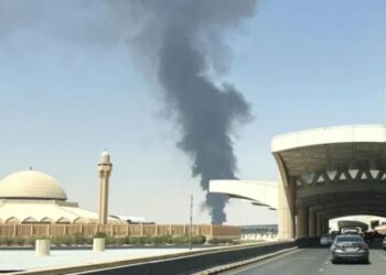 KEPULAN asap hitam kelihatan di Riyadh. - BBC