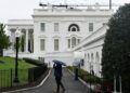 WARTAWAN saluran berita televisyen CNN dan MS Now dilarang memasuki Rumah Putih. - AFP