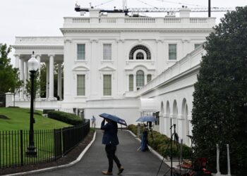 WARTAWAN saluran berita televisyen CNN dan MS Now dilarang memasuki Rumah Putih. - AFP