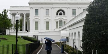 WARTAWAN saluran berita televisyen CNN dan MS Now dilarang memasuki Rumah Putih. - AFP