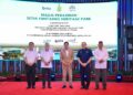 WONG Hon Wai (kiri) bersama Zaini Yusoff (dua kanan) dan barisan dif kehormat sempena pelancaran rasmi Setia Fontaines Heritage Park di Kepala Batas, Pulau Pinang.