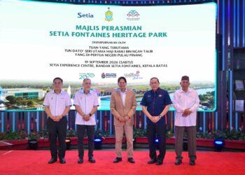 WONG Hon Wai (kiri) bersama Zaini Yusoff (dua kanan) dan barisan dif kehormat sempena pelancaran rasmi Setia Fontaines Heritage Park di Kepala Batas, Pulau Pinang.