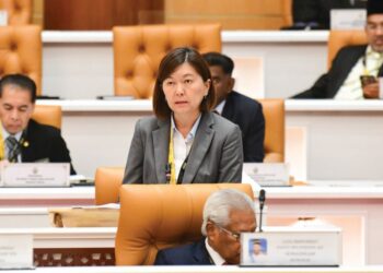 SANDREA Ng Shy Ching menjawab soalan mengenai projek perumahan terbengkalai semasa Persidangan Dewan Undangan Negeri Perak di Ipoh, semalam.