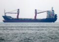 GAMBAR fail sebuah kapal melalui Selat Hormuz. - AFP