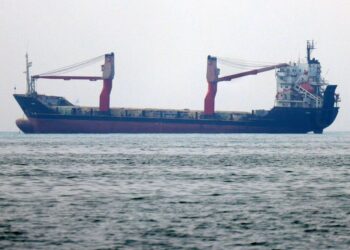 GAMBAR fail sebuah kapal melalui Selat Hormuz. - AFP