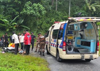 EMPAT individu warga Singapura terselamat selepas kereta dinaiki mereka terbabas dan masuk ke dalam longkang di Kampung Pergom, Jalan Cameron-Simpang Pulai, Ipoh hari ini.