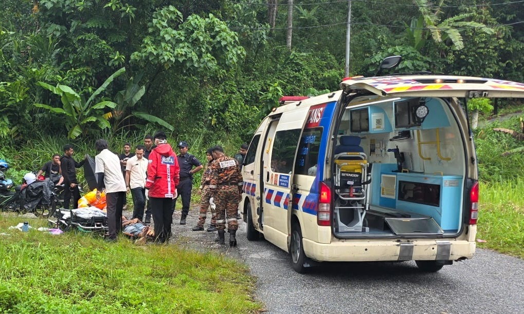 Kereta dinaiki empat warga Singapura terbabas masuk longkang Kereta dinaiki empat warga Singapura terbabas masuk longkang