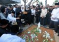 TUN. Dr. Mahathir Mohamad menabur bunga di atas pusara isterinya, Allahyarham Tun Dr. Siti Hasmah Mohd. Ali yang dikebumikan di Pusara Negara, Presint 20, Putrajaya semalam. Pemergian Dr. Siti Hasmah bukan sahaja satu kehilangan kepada ahli keluarganya, tetapi juga kepada negara.– UTUSAN/AMIR KHALID