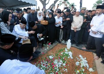 TUN. Dr. Mahathir Mohamad menabur bunga di atas pusara isterinya, Allahyarham Tun Dr. Siti Hasmah Mohd. Ali yang dikebumikan di Pusara Negara, Presint 20, Putrajaya semalam. Pemergian Dr. Siti Hasmah bukan sahaja satu kehilangan kepada ahli keluarganya, tetapi juga kepada negara.– UTUSAN/AMIR KHALID