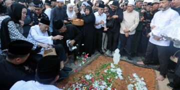 TUN. Dr. Mahathir Mohamad menabur bunga di atas pusara isterinya, Allahyarham Tun Dr. Siti Hasmah Mohd. Ali yang dikebumikan di Pusara Negara, Presint 20, Putrajaya semalam. Pemergian Dr. Siti Hasmah bukan sahaja satu kehilangan kepada ahli keluarganya, tetapi juga kepada negara.– UTUSAN/AMIR KHALID