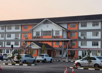 Selepas menanti hampir 11 tahun, Sekolah Menengah Kebangsaan (SMK) Suria Jaya di Parit Yaani, dekat sini akhirnya mula beroperasi secara rasmi hari ini.