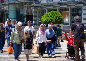KERAJAAN perlu mengetengahkan peningkatan kos sara hidup dalam agenda Belanjawan 2027 yang bakal dibentangkan Jumaat depan. - GAMBAR HIASAN