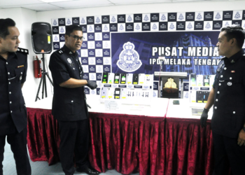 Azrul Mohamed mengadakan sidang akhbar di Ibu Pejabat Polis Daerah Melaka hari ini. UTUSAN/AMRAN MULUP