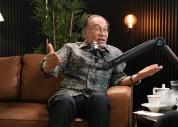ANWAR Ibrahim ketika menjadi tetamu di audio siar SembangOhhYeahh