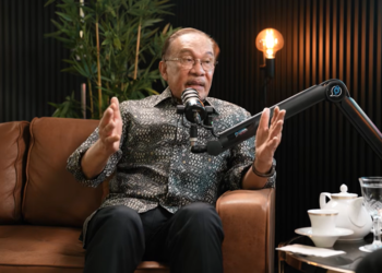 ANWAR Ibrahim ketika menjadi tetamu di audio siar SembangOhhYeahh