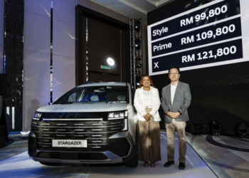 JAHABARNISA Haja Mohideen (kiri) bersama Presiden Hyundai Motor Malaysia, Eric Lee semasa majlis pelancaran model baharu Hyundai Stargazer untuk pasaran Malaysia hari ini.
