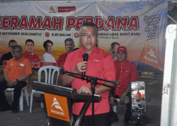 ADLY Zahari berucap pada Ceramah Perdana Pakatan Harapan (PH) di Bukit Baru malam tadi.-UTUSAN/AMRAN MULUP