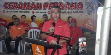ADLY Zahari berucap pada Ceramah Perdana Pakatan Harapan (PH) di Bukit Baru malam tadi.-UTUSAN/AMRAN MULUP