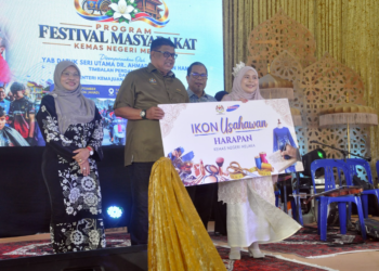 MOHD. Hanafiah Man (dua dari kanan) mengiringi Ab. Rauf Yusoh menyampaikan hadiah Ikon Usahawan Harapan sempena majlis perasmian Festival Masyarakat Kemas Negeri Melaka 2026 di Dewan Terbuka Semabok Dalam, Melaka hari ini. UTUSAN/AMRAN MULUP