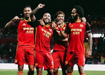 PEMAIN-Pemain Selangor meraikan jaringan ketiga dijaringkan oleh Eduardo Sosa pada aksi Liga Super di Stadium Majlis Bandaraya Petaling Jaya, malam ini.-IHSAN SFC