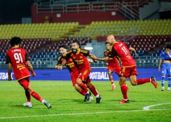 Pemain Selangor, Eduardo Sosa (dua dari kiri), meraikan jaringan pada aksi timbal balik perlawanan pusingan 16 Piala FA menentang Sabah di Stadium Majlis Bandaraya Petaling Jaya, kelmarin. - UTUSAN/SHIDDIEQIIN ZON