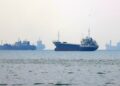 GAMBAR fail dua buah kapal melalui Selat Hormuz. - AFP