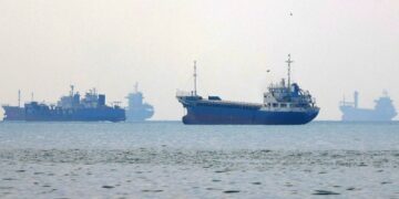 GAMBAR fail dua buah kapal melalui Selat Hormuz. - AFP